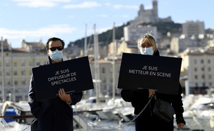 Au moins 200 personnes, chacune avec une pancarte représentant un des métiers de la filière, étaient réunies, chacune reliée à bonne distance sanitaire par une chaîne.