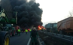 Mercredi, sur l'A61, les agriculteurs manifestent.