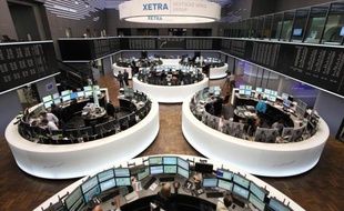 Les principales Bourses européennes ont démarré la semaine dans le rouge lundi, déprimées par une intensification des craintes sur la croissance mondiale et par la persistance de la crise des dettes en zone euro.