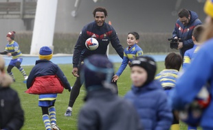 Des enfants en visite chez le XV de France.