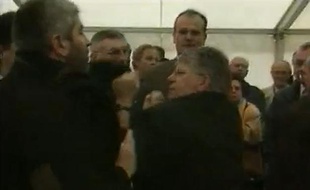 Capture d'écran d'une vidéo montrant une altervation entre Maxime Gremetz et le chauffeur de Gilles de Robien, en 1998.