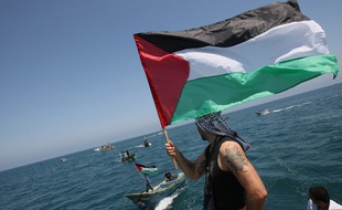 Des Palestiniens attendent «la flottille de la Liberté» qui se rend à Gaza, le 30 mai 2010.