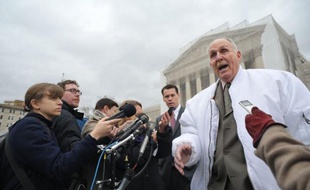 La Cour suprême des Etats-Unis s'est penchée mardi sur un litige qui oppose le géant américain de l'agrochimie Monsanto à un petit fermier de l'Indiana, qu'il accuse d'avoir enfreint ses brevets dans l'utilisation qu'il faisait de graines transgéniques.
