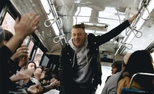Macklemore & Ryan Lewis en live dans un bus new-yorkais.
