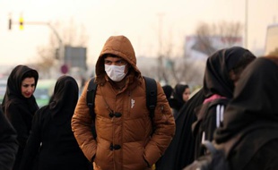 Un jeune Iranien portant un masque à Téhéran le 19 décembre 2015