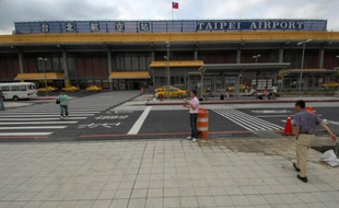 L'unique piste de l'aéroport de Taipei a été trouée par la foudre samedi, un incident rare ayant perturbé des dizaines de vol à l'arrivée et au départ de la capitale taïwanaise, a-t-on appris dimanche de source officielle.