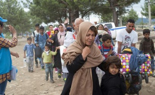 Des migrants traversent la frontière entre la Grèce et la Macédoine à Gevgelija, le 8 septembre 2015