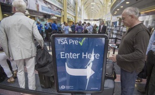 Des passagers patientent à un point de contrôle de l'autorité de sécurité dans les transports (TSA) à l'aéroport de Washington le 8 juin 2015