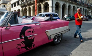 L'image de Fidel Castro sur une voiture dans la rue à La Havane, le 19 janvier 2015