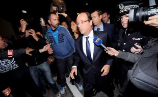 Le président François Hollande a déclaré lundi soir, à l'issue de sa visite aux familles des deux victimes de la rixe mortelle de vendredi à Echirolles (Isère), que "tout est fait pour retrouver les auteurs de ces crimes odieux".
