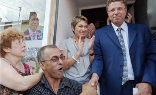 Daniel Duquenne est félicité par les militants sur les marches de son local de campagne après le second tour des elections municipales, le 05 Juillet 2009 à Hénin-Beaumont.