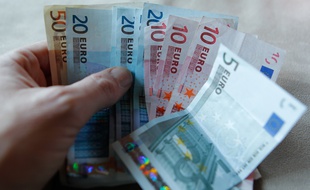 Lorraine: Interpellées pour avoir arnaquer un octogénaire de plus de 27.000 euros. Deux femmes qui faisaient la manche sont accusées d'avoir soutirer 27.230 euros à un homme de 81 ans... (Illustration)