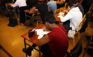 Illustration: Au collège, des élèves pendant un examen.