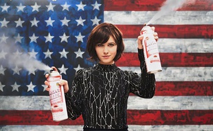 Mary Elizabeth Winstead campe Laurel Healy dans «BrainDead».