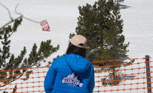 Une militante anti-migrants au col de l'Echelle le 21 avril 2018.