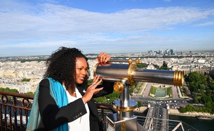 Laura Flessel au sommet de la Tour Eiffel pour défendre la candidature de Paris 2024, le 16 mai 2017.