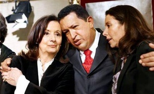 Hugo Chavez entouré de la mère et la soeur d'Ingrid Betancourt lors d'une visite à Paris du président vénézuélien centrée sur les otages en Colombie.