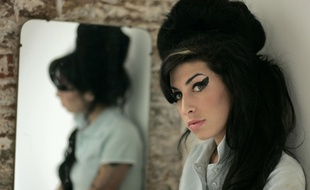 Amy Winehouse prend la pose en 2014.