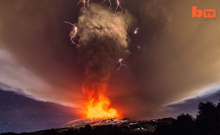 Capture d'écran d'un timelapse filmé par le photographe sicilien Marco Restivo lors de l'éruption de l'Etna, le 3 décembre 2015.