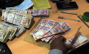 La roupie indienne a franchi jeudi un nouveau record à la baisse face au dollar, dans un marché inquiet de l'état de santé de l'économie indienne et du départ de capitaux vers les Etats-Unis.