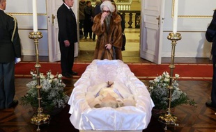 Une foule de personnes viennent saluer la dépouille mortelle de la reine Fabiola, le 10 décembre 2014 au Palais royal de Bruxelles