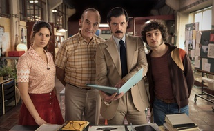 Daphné Patakia, Michel Vuillermoz, Melvil Poupaud, Quentin Dolmaire dans la série « Ovni(s) ».