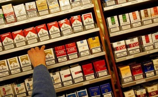Le gouvernement va supprimer les limitations légales à l'achat de tabac à l'étranger, sous la pression de Bruxelles, selon le projet de loi de finances rectificative présenté mercredi en Conseil des ministres, mais veillera toutefois à ce que tout achat de tabac à l'étranger reste lié à la consommation personnelle.
