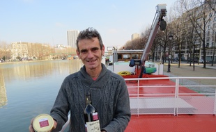 L'Ardéchois Raphaël Sauzeat, co-fondateur de la scop Alizarine qui, deux fois tous les deux mois, convoiera du vins d'Ardèche jusqu'à Paris sur une péniche.
