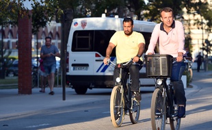 Le Touquet (Pas-de-Calais), le 17 juin 2017. Alexandre Benalla accompagne Emmanuel Macron lors d'une promenade en vélo.