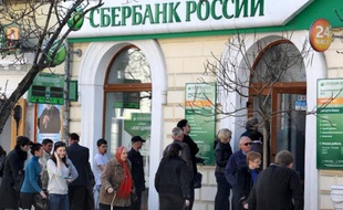 Des personnes font la queue devant une filière de la banque russe Sberbank à Sébastopol, en Crimée, le 24 mars 2014