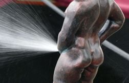 Le Manneken Pis de Montcuq retrouve sa place après 35 ans d’absence