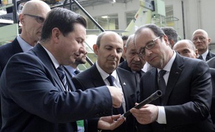 Le président de Dassault Aviation Eric Trappier et François Hollande le 4 mars 2015 lors d'une visite du chef de l'Etat à l'usine de Mérignac