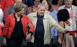 La présidente brésilienne Dilma Rousseff, accompagnée de Lula.