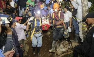Un mineur est transporté à l'hôpital, le 29 août 2014 après être resté coincé dans une mine d'or dans la localité de El Comal (nord-est du Nicaragua) depuis jeudi