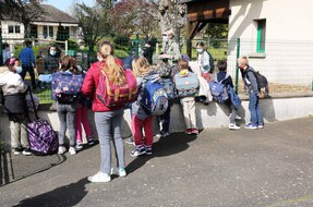 Devant l'entrée de l'école primaire de Saint-Ouen-de-Mimbre, dans la Sarthe.
