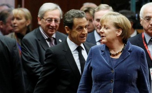 Le Premier ministre luxembourgeois Jean-Claude Juncker, le président français Nicolas Sarkozy et la chancelière allemande Angela Merkel lors du sommet européen de Bruxelles, le 26 octobre 2011.