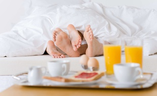 Illustration d'un couple au lit.