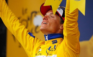 Sylvain Chavanel enfile le maillot jaune à Spa (Belgique) à l'issue de la deuxième étape du Tour, le 5 juillet 2010