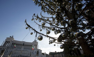 Le sapin de Noël déplumé installé Piazzia Venezia à Rome.