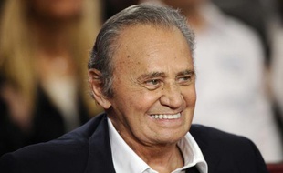 L'acteur Roger Hanin sur le plateau de "Vivement Dimanche, Special Jean Claude Gaudin" presenté par Michel Drucker sur France 2, le 19 novembre 2008.