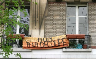 Un immeuble à Paris (12e) où les locataires protestaient contre la vente de leur appartement dans le cadre du systeme dit «à la découpe», le 29 mars 2005