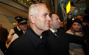 L'évêque intégriste britannique Richard Williamson, mis en demeure de quitter l'Argentine en raison de ses thèses négationnistes, est arrivé mercredi à Londres, mais le mystère reste entier sur ses intentions futures.