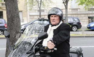 Gérard Depardieu en scooter à Paris, le 29 mars 2011.