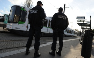 Nantes, le 10/01/2011 Des policiers près d'un arrêt de tram à Nantes