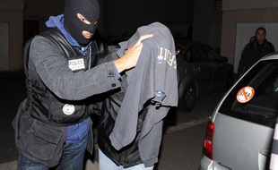 Un policier arrête Thierry J. suspecté d'être le corbeau qui adresse des courriers de menaces accompagnés d'une balle de calibre 9 mm, le 20 septembre 2009 à Hérépian.
