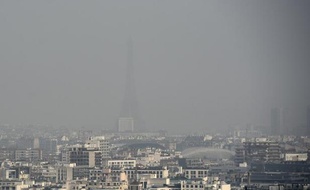 Vue de Paris lors d'un épisode de pollution aux particules, le 18 mars 2015