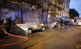 Des pompiers interviennent à Paris le 14 juin 2016, alors que deux Autolib ont été incendiées