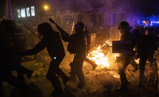 La police espagnole devant une barricade en feu à Barcelone, le 15 octobre 2019.
