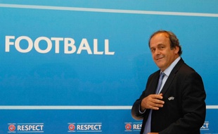 Michel Platini arrive à une conférence de presse à Monaco, le 28 août 2015.