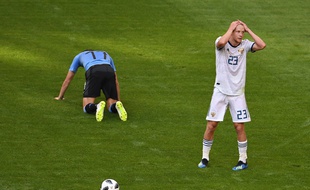 Smolnikov est exclu face à l'Uruguay.
